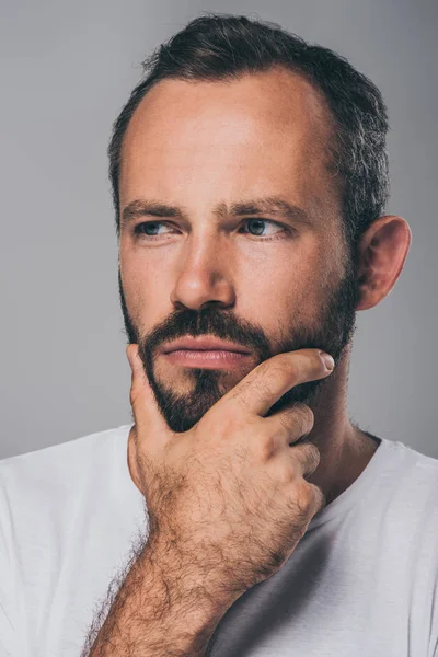 Retrato Homem Barbudo Sério Com Mão Queixo Olhando Para Longe — Fotografia de Stock