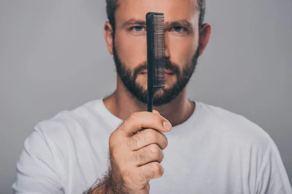 Homem Barbudo Segurando Pente Olhando Para Câmera Isolada Cinza — Fotografia de Stock