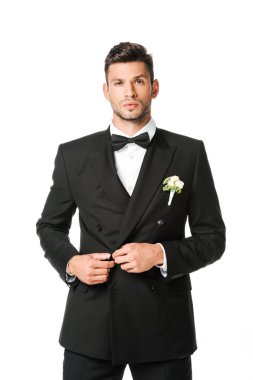 yakışıklı damat takım elbise kadar düğmelerini ve üzerinde beyaz izole kamera bakıyor