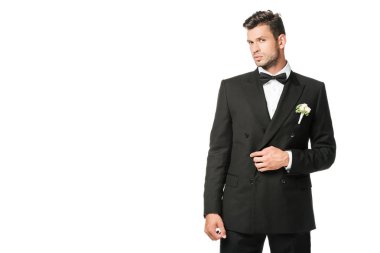 yakışıklı genç damat yaka çiçeği beyaz izole kamera bakarak ile şık elbiseli