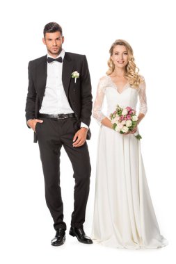 çekici mutlu genç gelin ve damat üzerinde beyaz izole