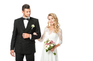 şık mutlu genç gelin ve damat üzerinde beyaz izole