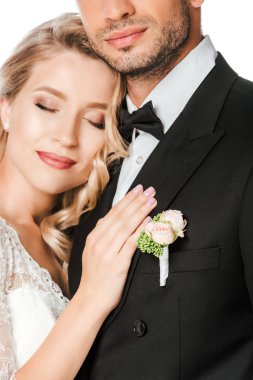 Kırpılan kadeh beyaz izole kucaklayan genç yeni evliler