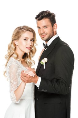 gülümseyen Genç gelin ve damat izole üzerinde beyaz dans