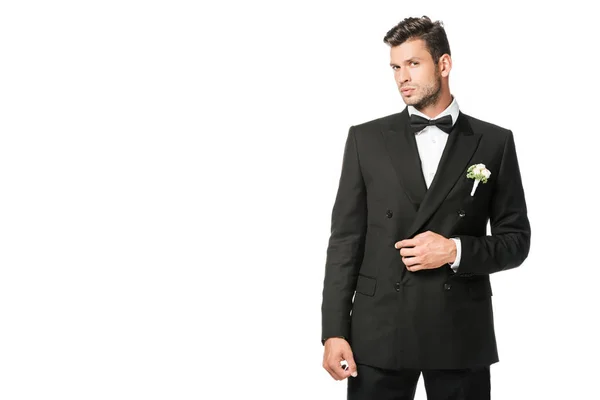 Stilig Unga Brudgummen Snygg Kostym Med Boutonniere Tittar Kameran Isolerad — Stockfoto