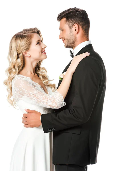 Recém Casados Sorridentes Abraçando Olhando Uns Para Outros Isolados Branco — Fotografia de Stock