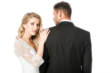 güzel genç gelin damat ve üzerinde beyaz izole kamera bakarak omzuna yaslanmış