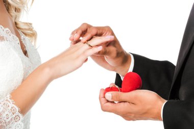 Kırpılan Alyans beyaz izole gelinler parmağına koyarak damat kadeh