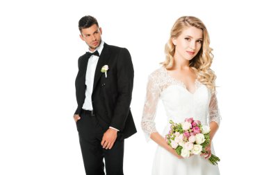 güzel genç gelin buketi ve üzerinde beyaz izole damat ile