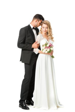 güzel genç gelin ve damat izole üzerinde beyaz sarılma