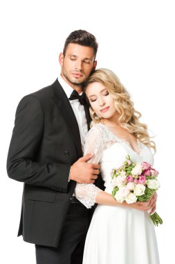 güzel genç gelin ve damat ile üzerine beyaz izole kapalı gözler
