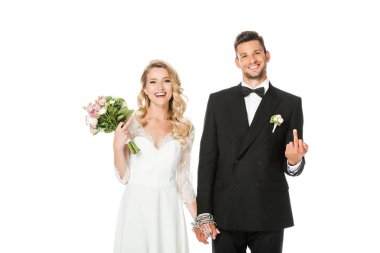 mutlu genç gelin ve damat elele ve orta parmak üzerinde beyaz izole kamera gösterilen