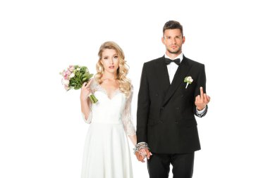 Genç gelin ve damat elele ve orta parmak üzerinde beyaz izole kamera gösterilen
