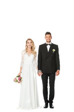 mutlu genç gelin ve damat elele ve üzerinde beyaz izole kamera bakıyor