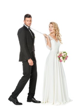 zincir ve üzerinde beyaz izole tasmalı mutsuz damat ile güzel genç gelin