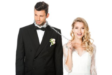zincir ve üzerinde beyaz izole tasmalı üzgün damat ile mutlu genç gelin