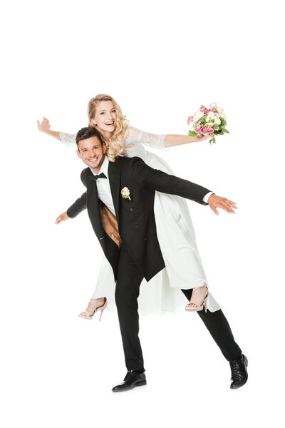 счастливая молодая невеста пиггибаясь на жениха изолированы на белом

