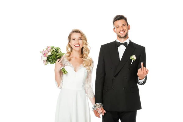 Glückliche Junge Braut Und Bräutigam Halten Hände Und Zeigen Mittelfinger — Stockfoto