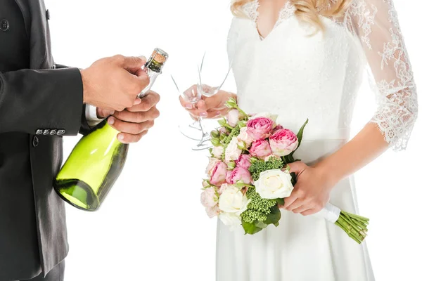 Ritagliato Colpo Bottiglia Champagne Apertura Sposo Mentre Sposa Tenendo Gli — Foto stock gratuita