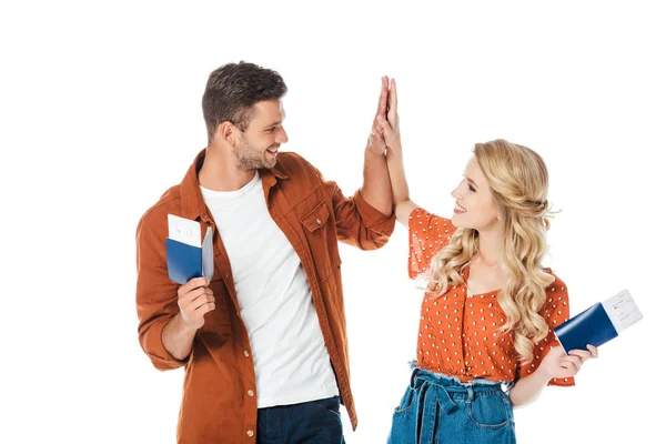 Pareja Dando Cinco Alto Celebración Pasaportes Con Billetes Aislados Blanco — Foto de Stock