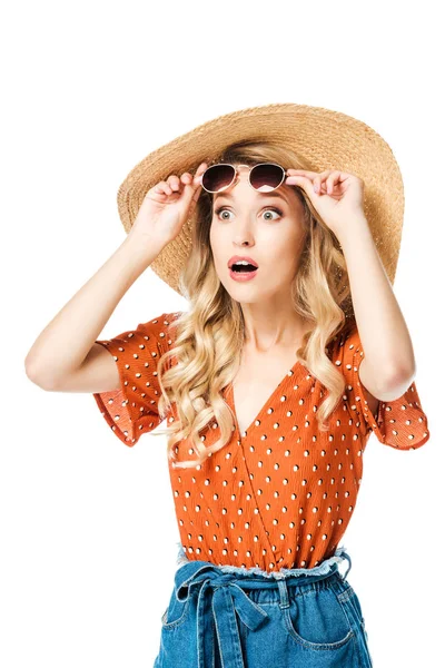Portrait Young Shocked Woman Straw Hat Sunglasses Isolated White — Free Stock Photo