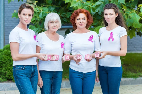 Γυναίκες Μαστού Καρκίνος Ευαισθητοποίηση Κορδέλλες Κρατώντας Κύβους Λέξη Καρκίνος Και — Φωτογραφία Αρχείου