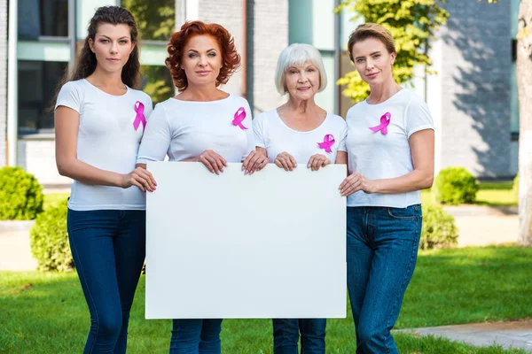 Mulheres Com Fitas Consciência Câncer Mama Segurando Banner Branco Sorrindo — Fotografia de Stock