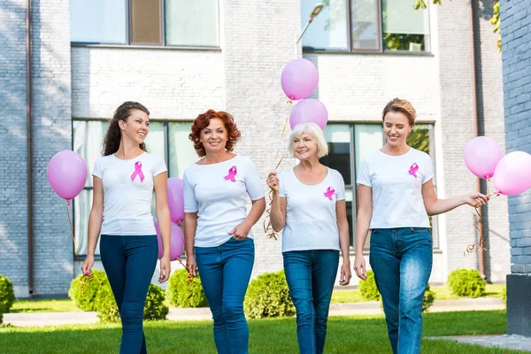 Mosolygó Nők Gazdaság Rózsaszín Léggömbök Gyaloglás Együtt Mell Rák Tudatosság — Stock Fotó