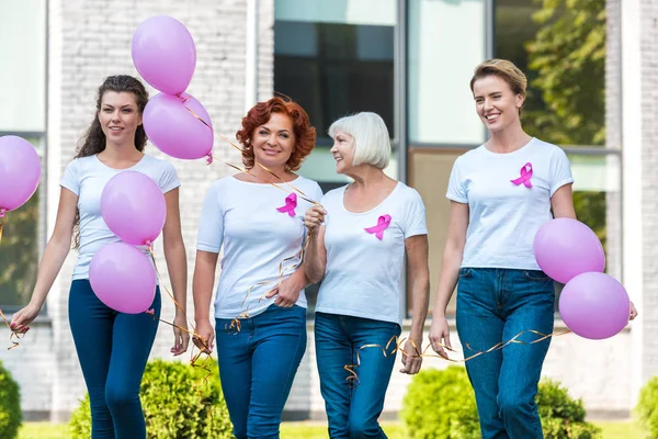 Szczęśliwa Kobieta Trzyma Różowy Balony Chodzenia Sobą Piersi Koncepcja Świadomości — Zdjęcie stockowe