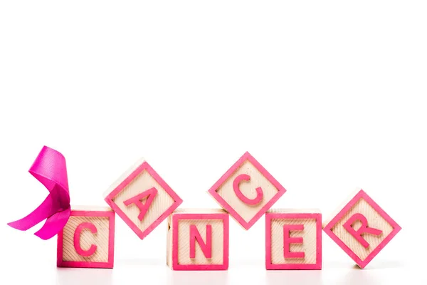 粉红色丝带和木立方体的特写视图在白色被隔绝的词癌症 — 图库照片