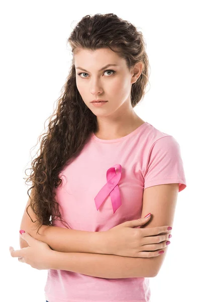 年轻女子粉红色丝带站在交叉的武器 看着相机孤立的白色 乳腺癌的概念 — 图库照片