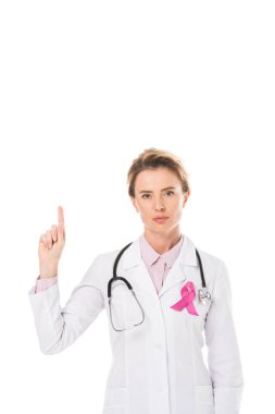 parmak ile işaret ve beyaz, meme kanseri bilinçlendirme kavramı izole kamera bakarak pembe kurdele ile doktor 