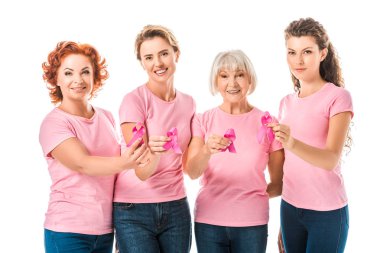 kadınlarda meme kanseri bilinçlenme kurdeleleri tutarak ve üzerinde beyaz izole kamera gülümseyen pembe t-shirt