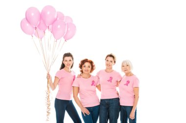 kadınlarla pembe balon tutuyor ve üzerinde beyaz izole kamera gülümseyen meme kanseri bilinçlenme kurdeleleri 