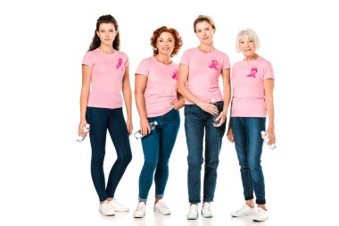 şişe su tutarak ve üzerinde beyaz izole kamera bakarak meme kanseri bilinçlenme kurdeleleri ile pembe t-shirt kadınlarda 