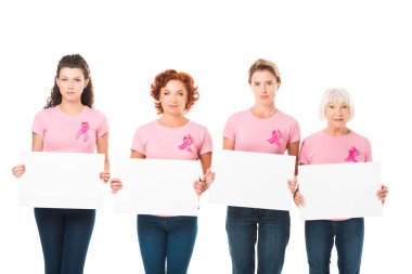 kadın pembe t-shirt ile boş kart tutarak ve üzerinde beyaz izole kamera bakarak meme kanseri bilinçlenme kurdeleleri 
