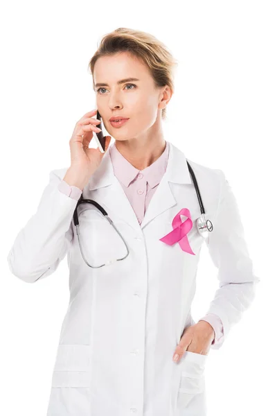 Lekarz Różową Wstążką Mówienie Przez Smartfon Białym Tle Biały Koncepcja — Zdjęcie stockowe