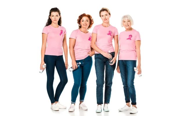 乳房癌意識リボン水のボトルを押しながら白で隔離カメラ目線でピンクの シャツの女性 — ストック写真