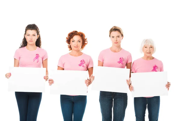 女性在粉红色 T恤与乳腺癌意识丝带持有空白卡 看着相机在白色隔离 — 图库照片