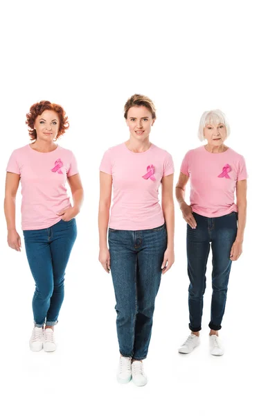 Frauen Rosafarbenen Shirts Mit Brustkrebs Bewusstseinsbändern Schauen Vereinzelt Die Kamera — kostenloses Stockfoto