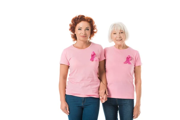 成熟和资深妇女与粉红色丝带牵手 微笑着在白色的摄像头 乳腺癌意识的概念 — 图库照片