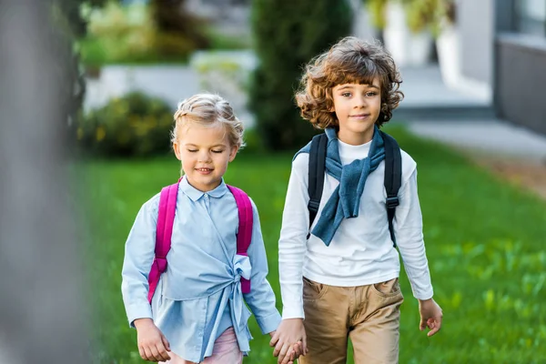 Αξιολάτρευτο Ευτυχισμένο Λίγο Φορητούς Schoolkids Κρατώντας Χέρια Και Περπάτημα Πράσινο — Φωτογραφία Αρχείου