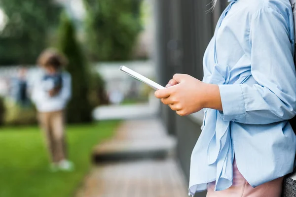 Bijgesneden Schot Van Kind Met Behulp Van Digitale Tablet Buiten — Gratis stockfoto