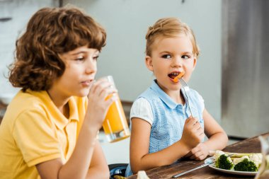 sebze yeme ve içme suyu tatlı küçük çocuklar