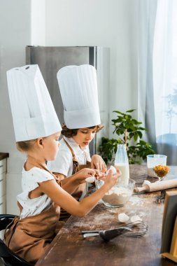 chef şapka ve birlikte kurabiye hamur hazırlama önlük şirin küçük çocuklarda yan görünüm