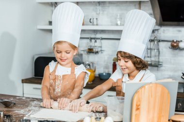chef şapka için kurabiye hamur hazırlanıyor şirin mutlu çocuk 