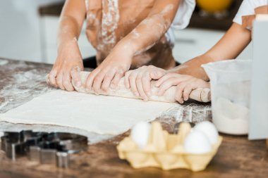 oklava tutarak ve lezzetli kurabiyeler için hamur hazırlama çocukların kısmi görünümü 
