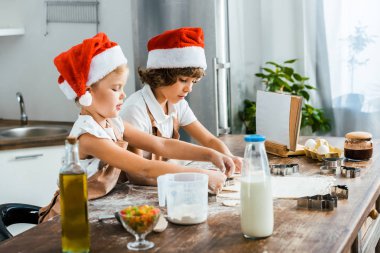 çok güzel çocuklar Noel Baba şapkaları birlikte Noel kurabiyeleri hazırlama