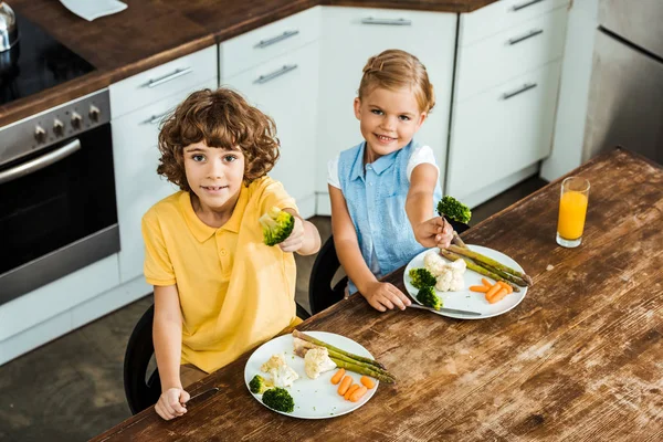 Vista Ángulo Alto Niños Lindos Felices Sosteniendo Tenedores Con Brócoli — Foto de Stock