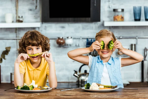 Χαριτωμένα Παιδάκια Κάθονται Στο Τραπέζι Και Διασκεδάζουν Λαχανικά — Φωτογραφία Αρχείου